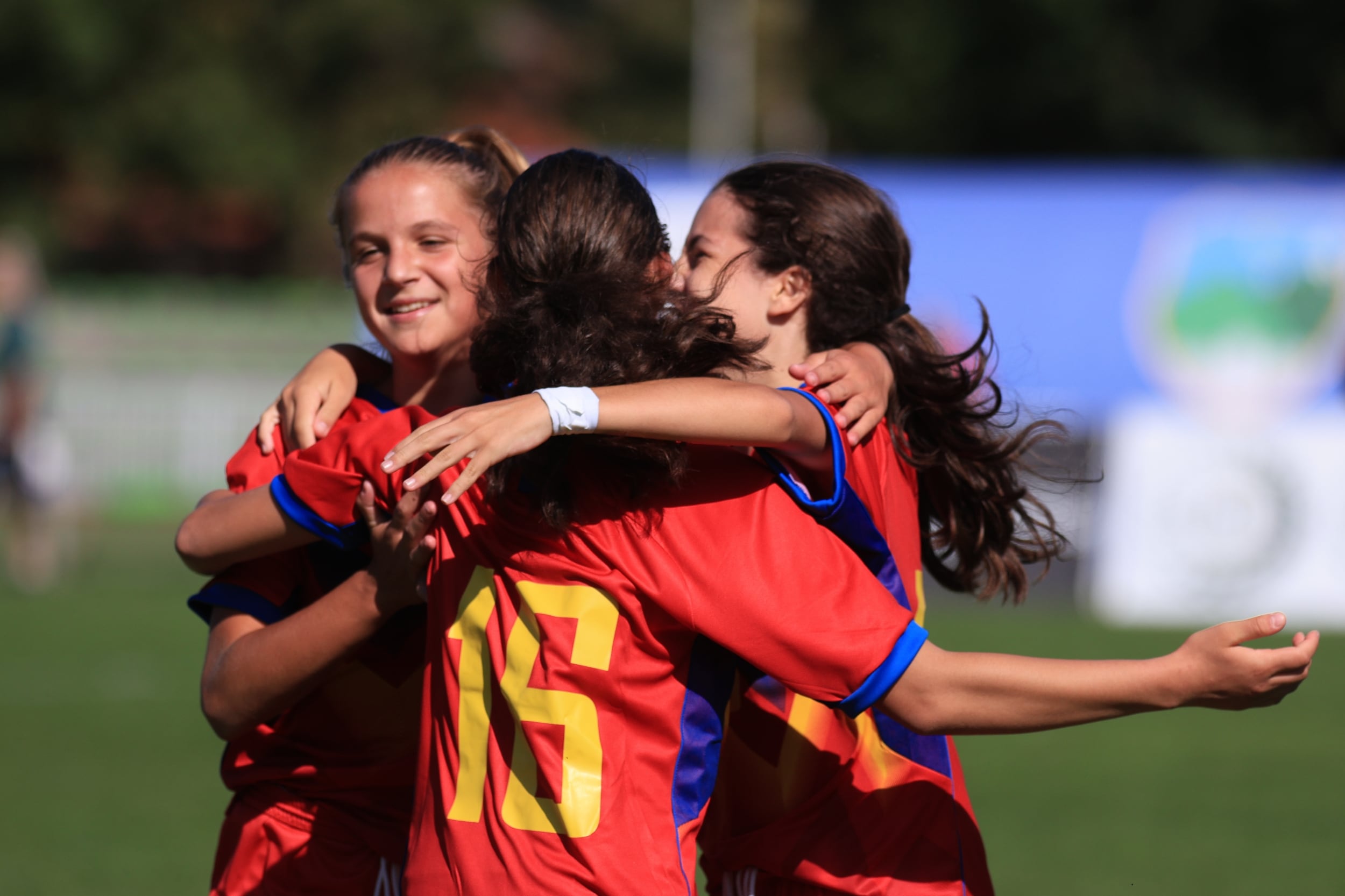 La selecció sub15 femenina celebrant un dels gols contra Bulgària.