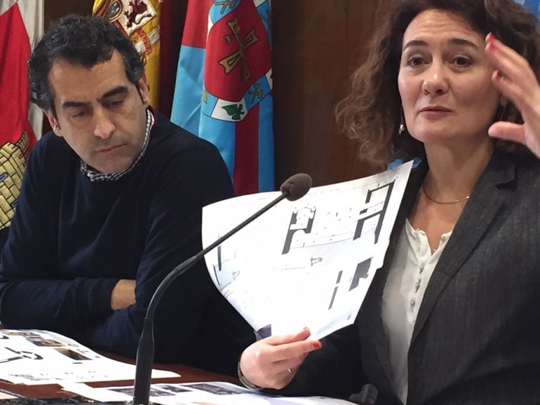 La alcaldesa y el técnico municipal, que realizó el proyecto de rehabilitación del Castillo Viejo