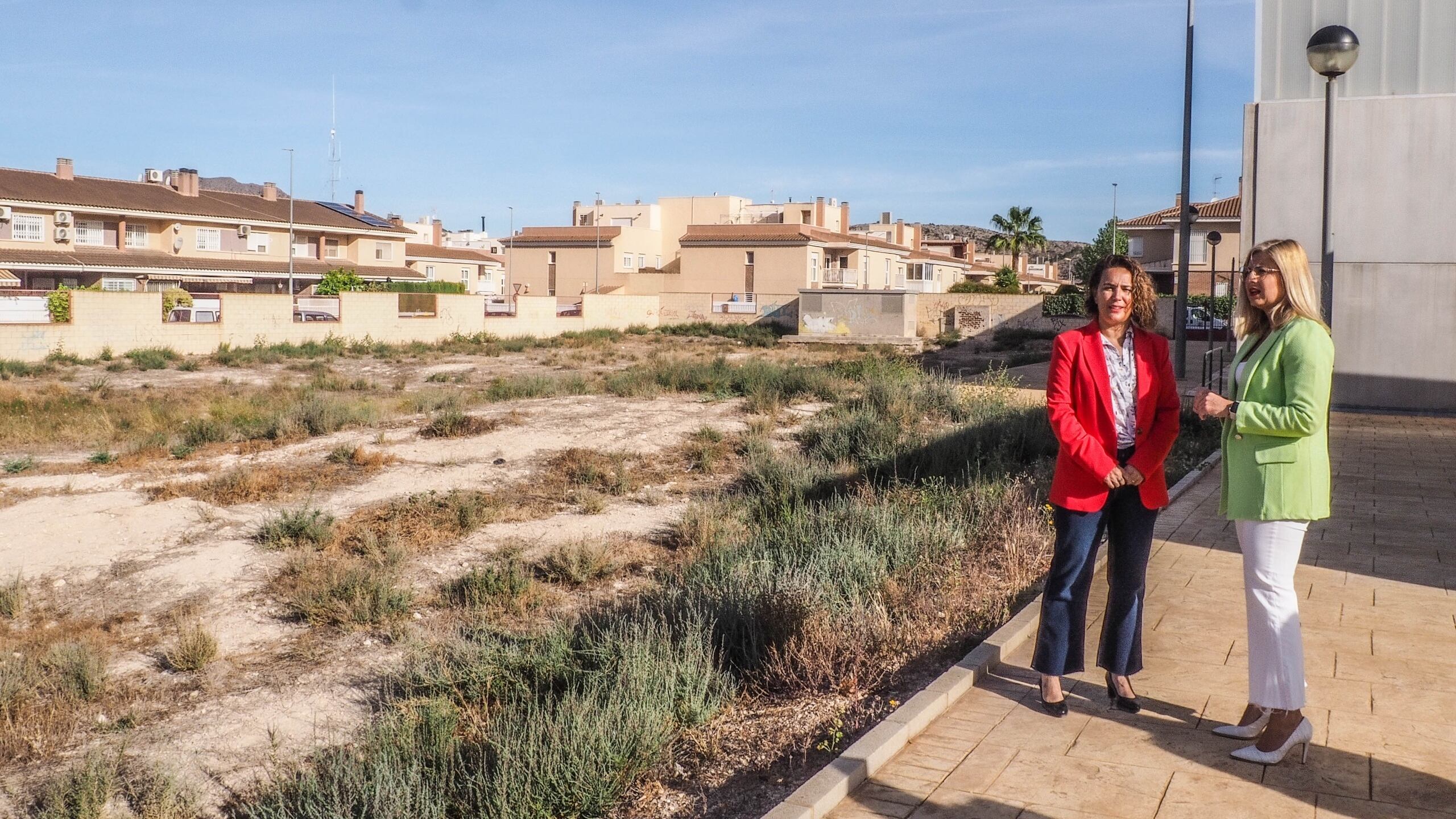 La concejala de Deportes de Petrer, Patricia Martínez, y la alcaldesa del municipio, Irene Navarro, en los terrenos del complejo deportivo en una imagen de archivo