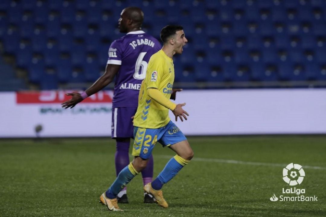 Róber González celebra uno de sus goles ante la incredulidad de Babin.