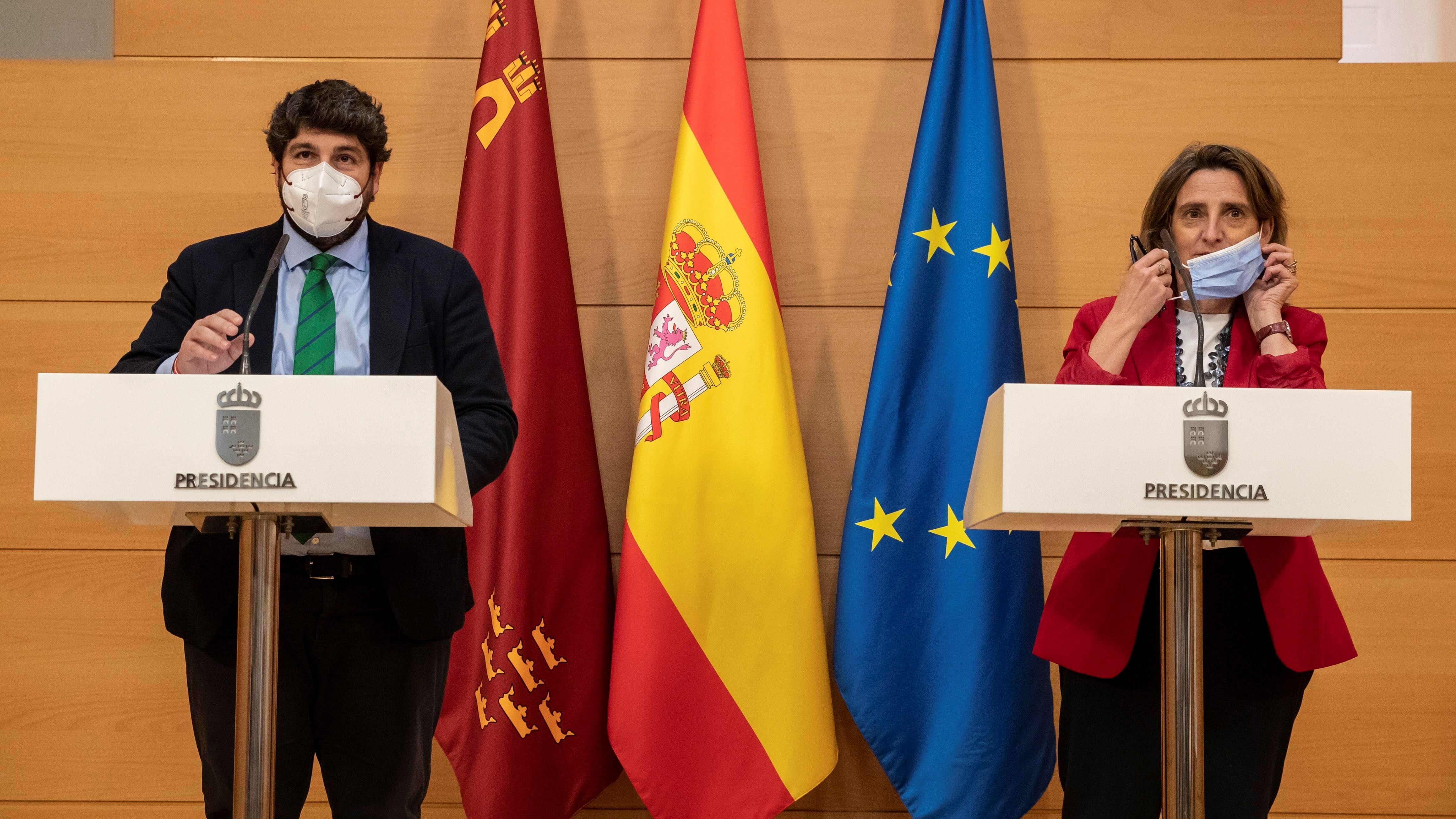 La vicepresidenta y ministra para la Transición Ecológica y el Reto Demográfico, Teresa Ribera (d), y el presidente de la comunidad de Murcia Fernando López Miras (i), durante la rueda de prensa tras su reunión este viernes en el Palacio de San Esteban, sede del gobierno regional. EFE/Marcial Guillén