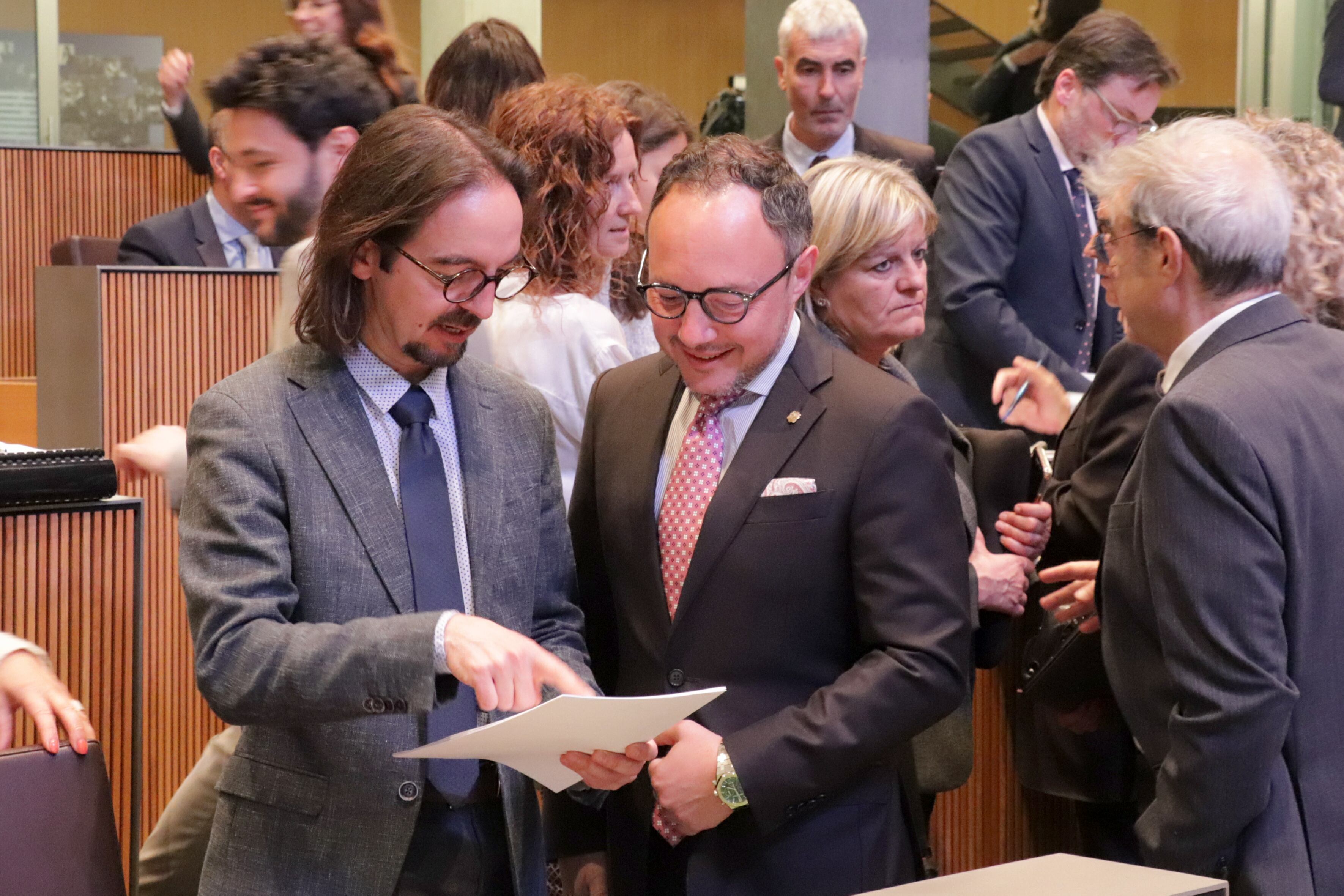 El cap de GOvern, Xavier Espot, i el secretari d&#039;Estat de Relacions amb la Unió Europea, Landry Riba, en el debat monogràfic sobre l&#039;acord d&#039;associació.