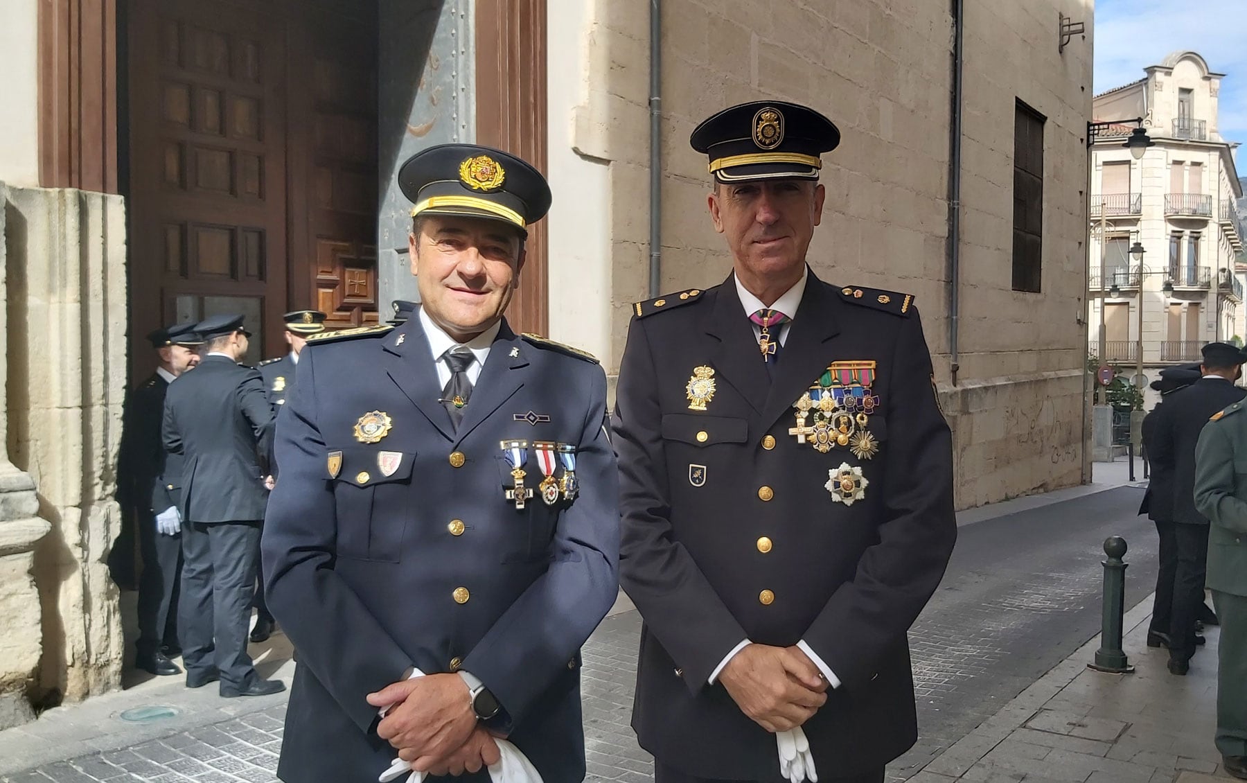 Carlos Martín, intendente de la Policía Local y Jesús Sánchez, inspector de la Policía Nacional, antes del inicio del acto