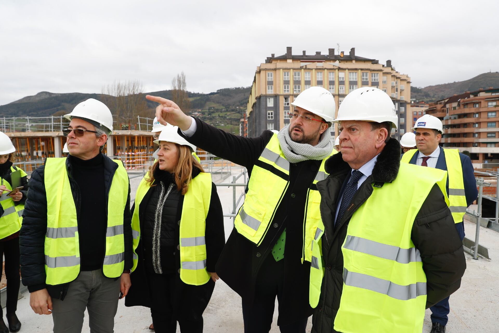 El presidente del Principado, Adrián Barbón, y el alcalde de Oviedo, Alfredo Canteli, visitando las obras del IES de La Florida