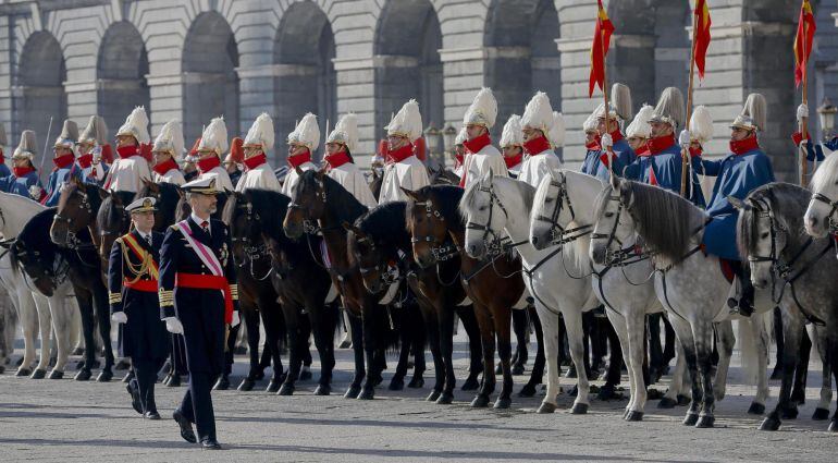 GRA108 MADRID, 06/01/2015.- El rey, en su primera celebración de la Pascua Militar, ha recuperado el vistoso protocolo castrense de este acto que tiene lugar en el Palacio Real, al pasar revista a una formación de la Guardia Real en el Patio de la Armería
