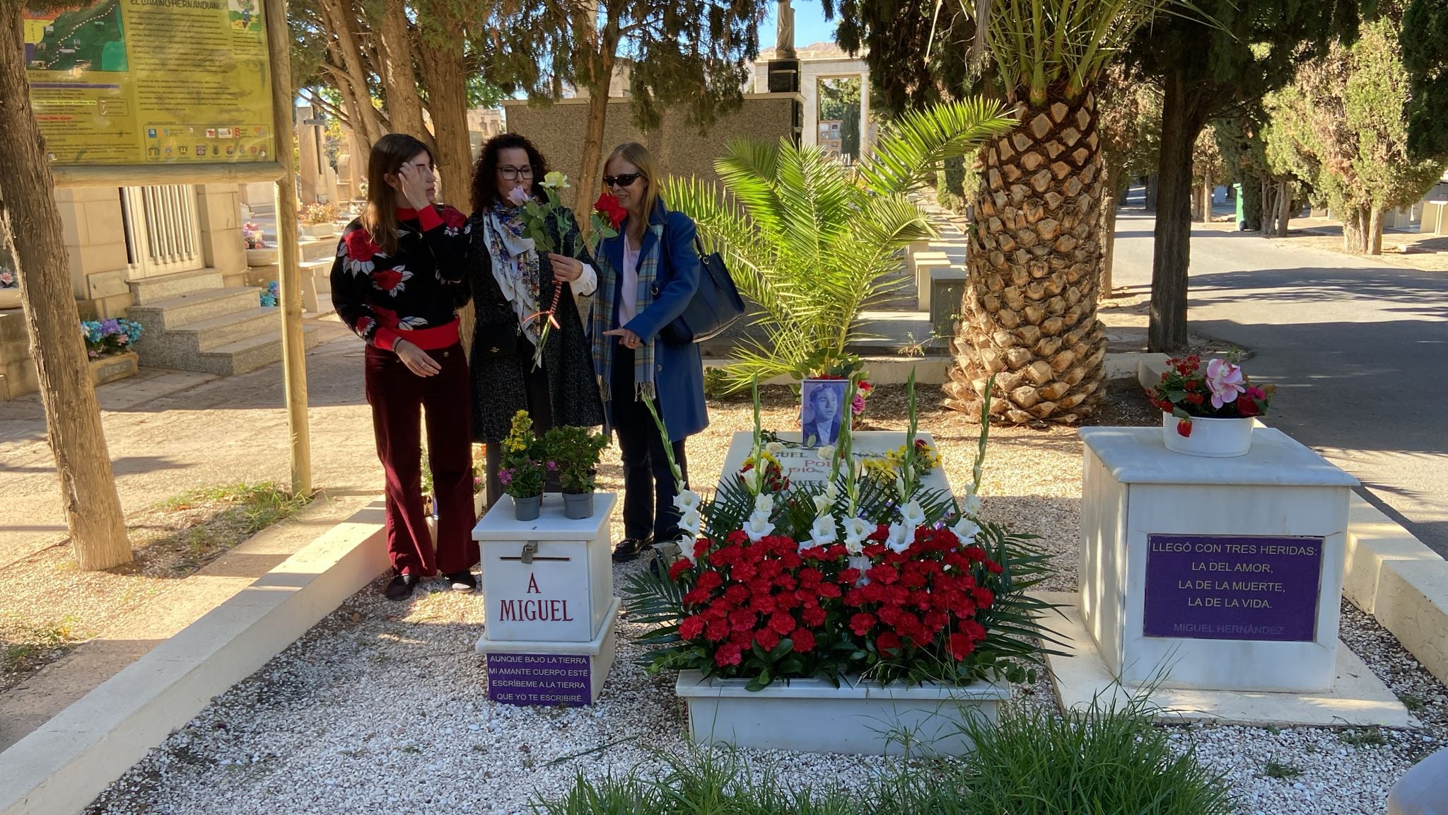 Tumba del poeta Miguel Hernández en el cementerio de Alicante. Foto: Carlos Arcaya