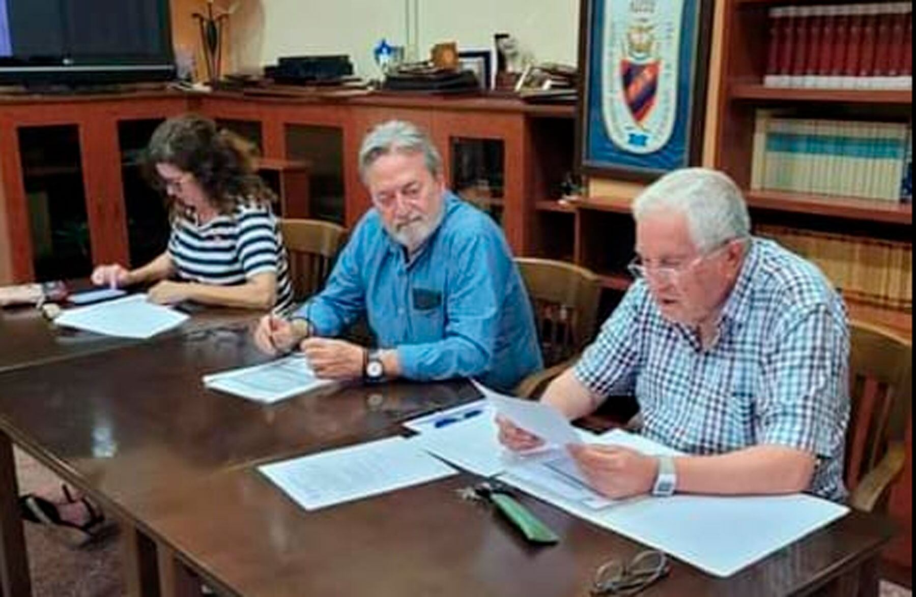Andrés Hernández, en el centro de la imagen, junto a José Luis Laporta y Elena Amorrortu