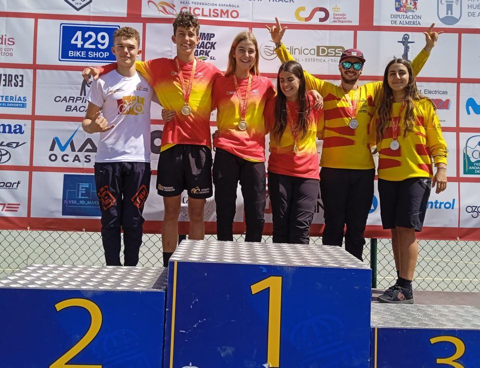 Jon Pardo, segundo por la derecha, junto con el resto de la selección de Aragón