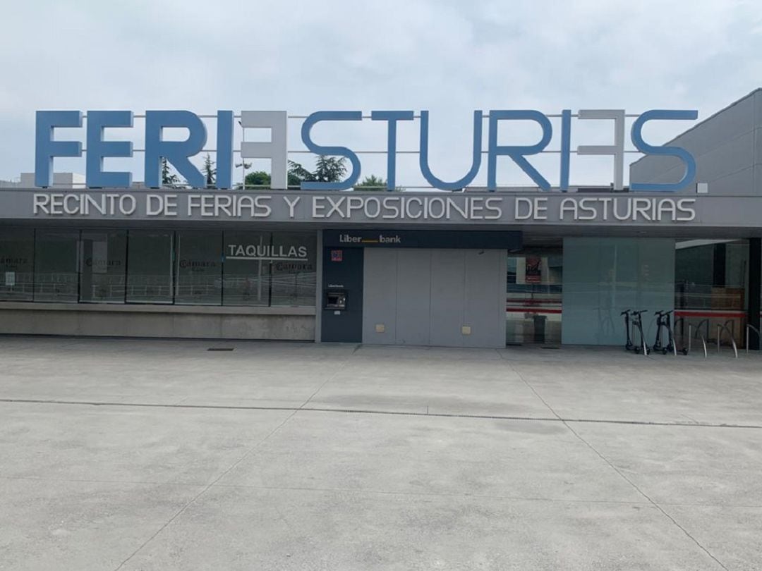 Entrada del Recinto Ferial Luis Adaro donde se celebra la Feria. 