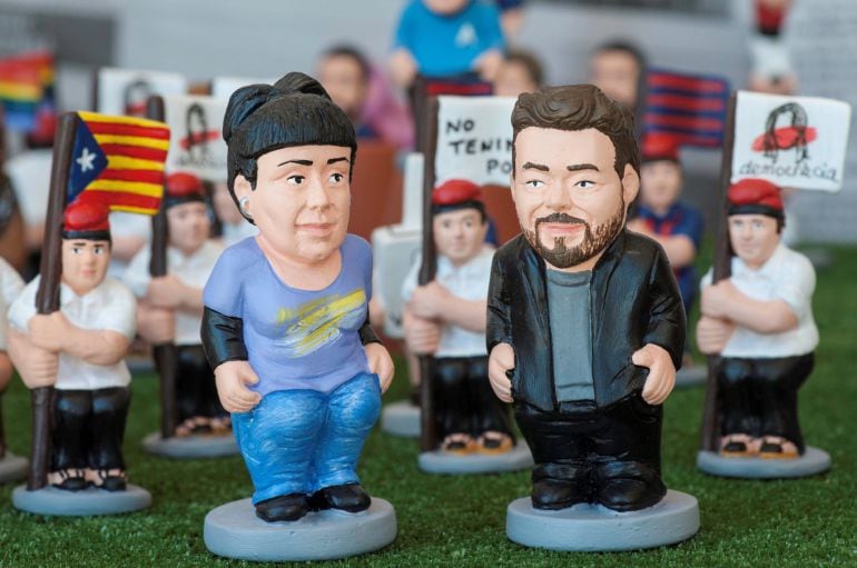 Detalle de las figuras que representan a los políticos de la CUP, Anna Gabriel (i), y de ERC, Gabriel Rufián (d), fotografiadas durante la presentación de las novedades para esta Navidad de la empresa gerundense caganer.com, una campaña en la que el indep