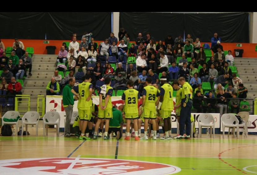 Los jugadores del Óbila atienden las indicaciones de Antonio Déniz, en un tiempo muerto