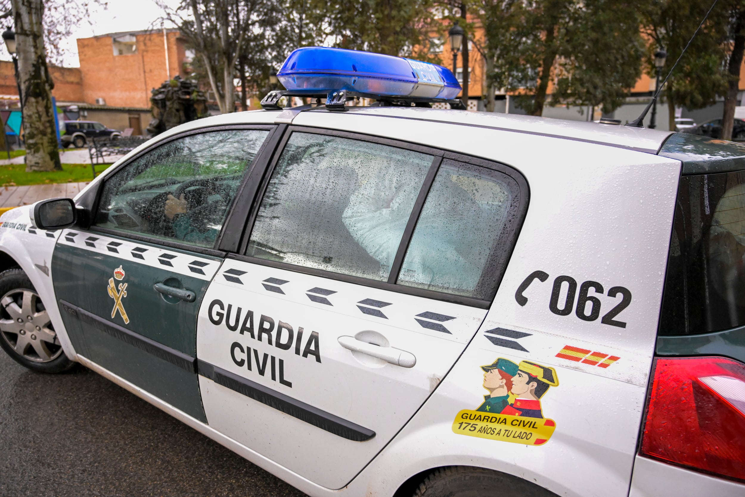 PIEDRABUENA (CIUDAD REAL), 08/01/2023.- La Guardia Civil detiene al hombre que vivía con la joven de 24 años que ha muerto este domino agredida con un arma blanca en Piedrabuena (Ciudad Real), como presunto autor del ataque que le ha costado la vida. EFE/ Jesús Monroy
