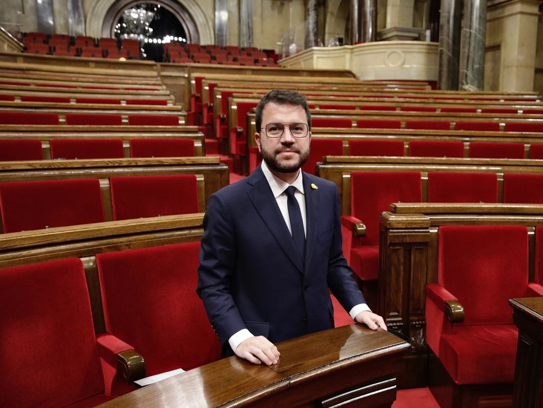 Pere Aragonès en un hemiciclo vacío, poco antes del pleno que le ha investido como nuevo President de la Generalitat