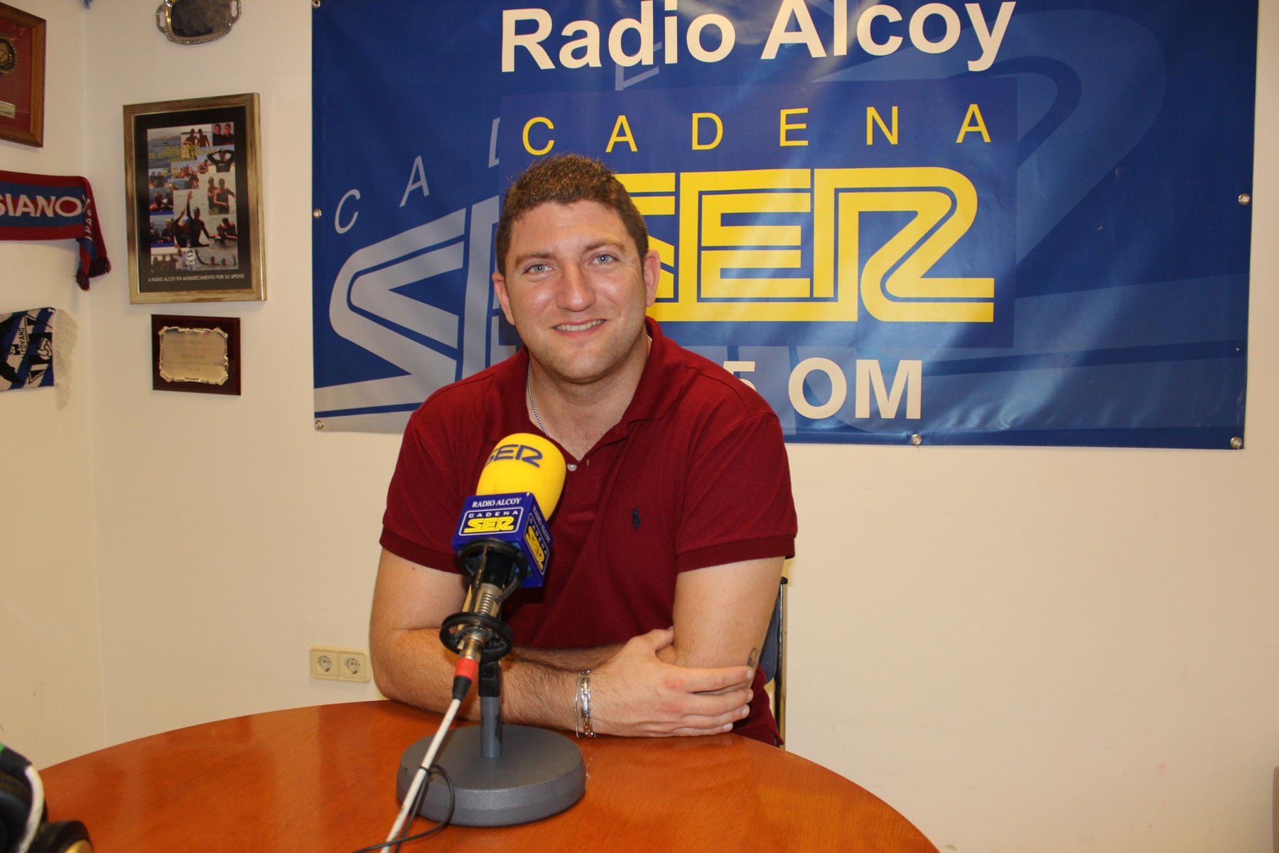 César Palmer, alcalde de L&#039;Alqueria d&#039;Asnar, en una imagen de archivo, en el estudio central de Radio Alcoy