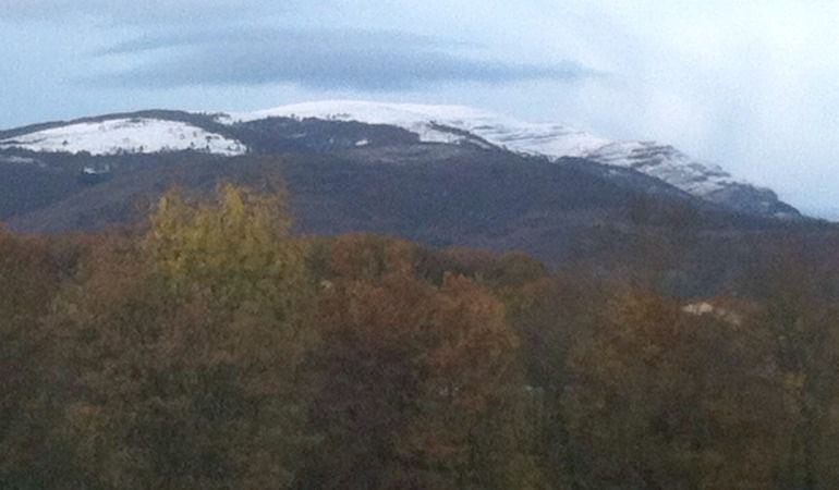 Montes Berretín y Gorbea con sus mantos de nieve.