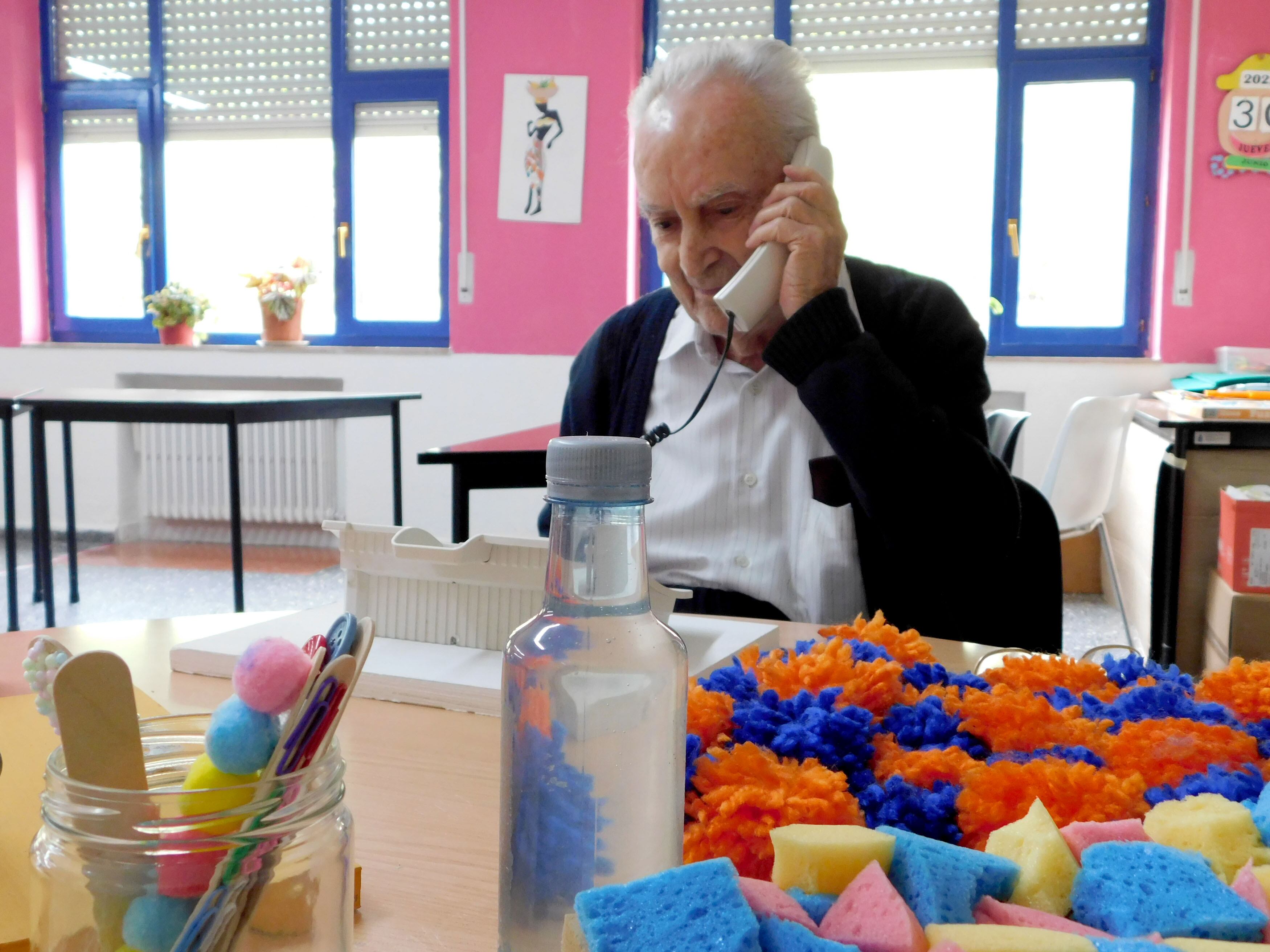 José sonríe mientras simula llamar por teléfono