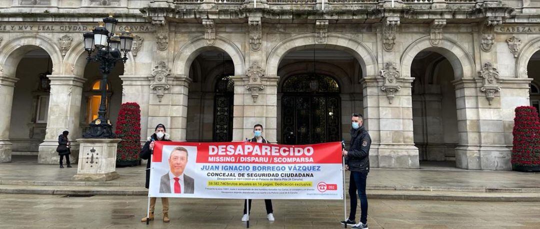 Representantes sindicales esta mañana frente al ayuntamiento