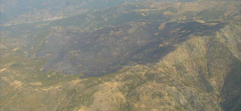 Imagen aérea de la zona afectada por el incendio, ya estabilizado