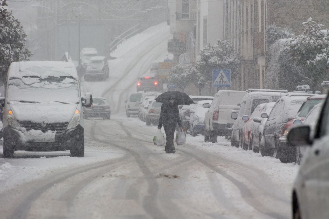 Un hombre camina en medio de una gran nevada en Becerrea, en Lugo, Galicia (España), a 4 de diciembre de 2020. 