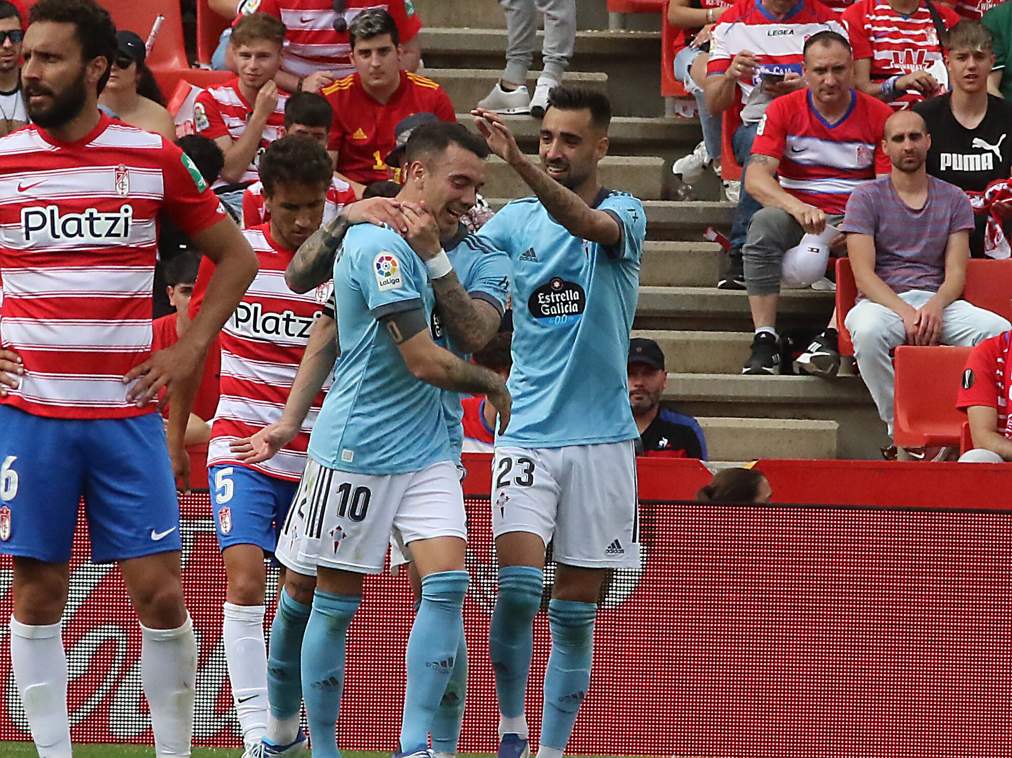 GRANADA, 01/05/2022.- Lso jugadores del Celta celebran el gol marcado en propia puerta por el defensa del Granada José Antonio Rodríguez &quot;Puertas&quot; durante el partido de Liga que disputan en el Nuevo Estadio Los Cármenes de Granada. EFE/ Pepe Torres
