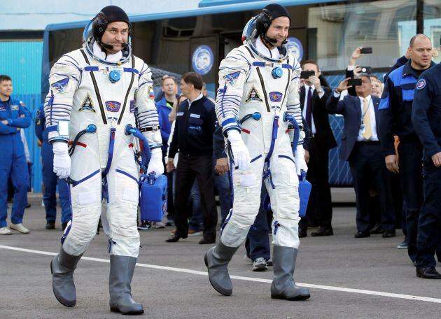 El cosmonauta Alexey Ovchinin (i) y el astronauta Nick Hague (d) momentos antes de subir a bordo de la Soyuz MS-10 en el cosmódromo de Baikonur.