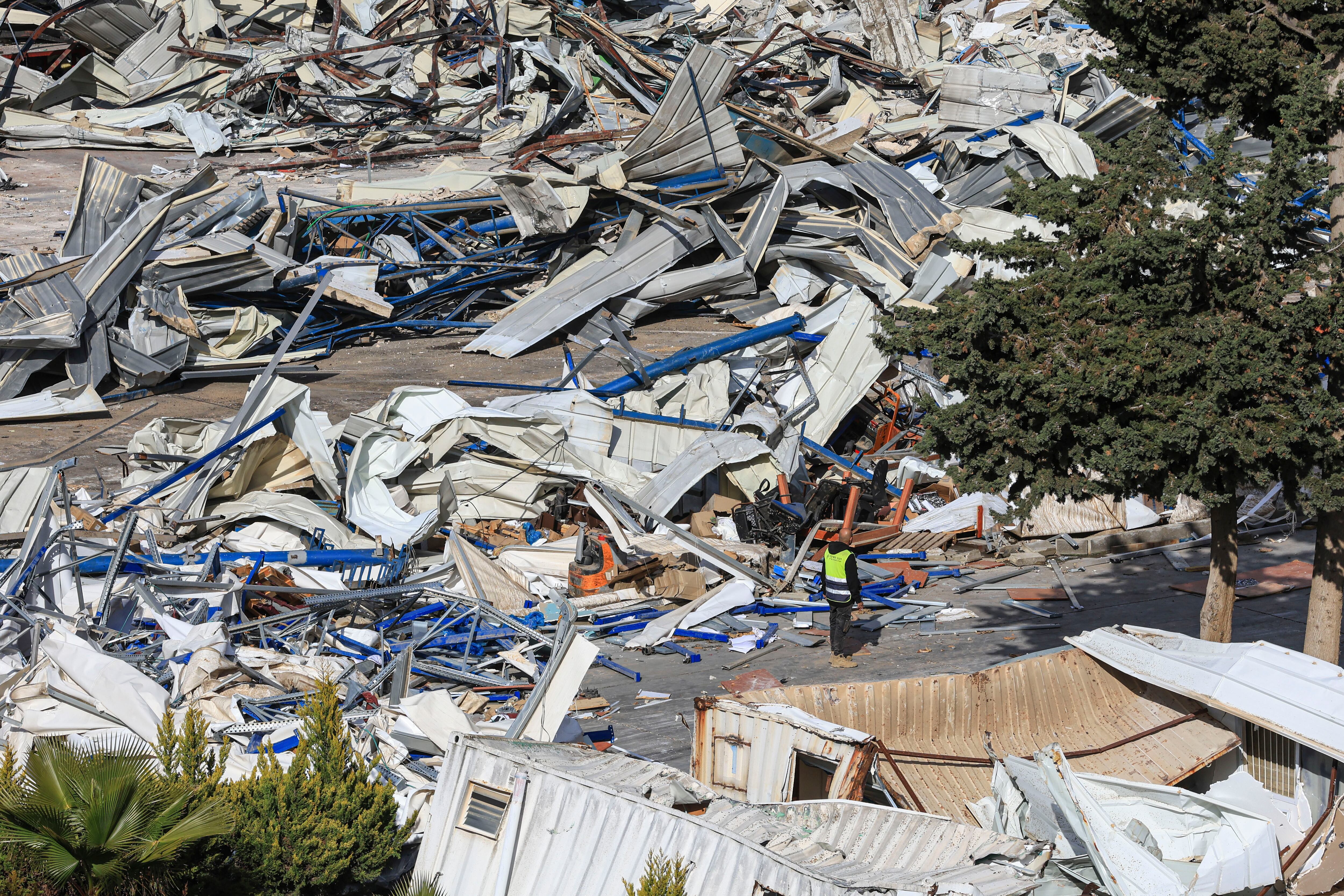 Excavadoras israelíes comenzaron a demoler este martes el complejo de la agencia de la ONU para los refugiados palestinos (UNRWA) ubicado en el ocupado Jerusalén Este. 