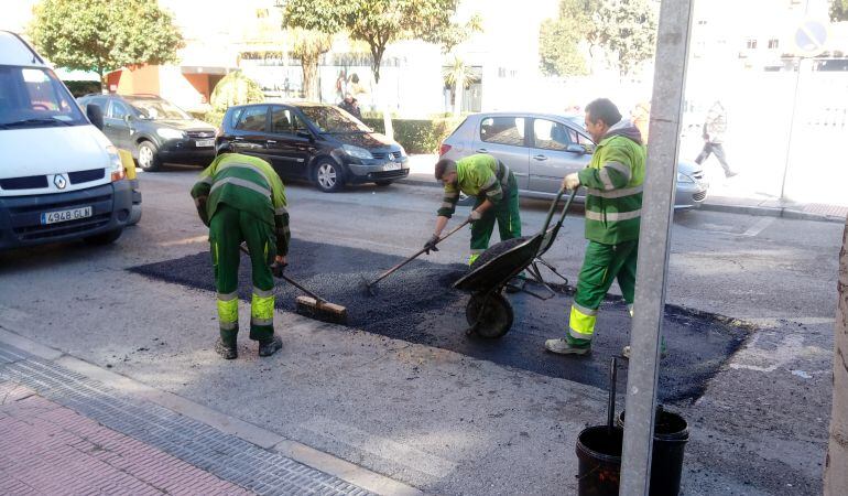 Operarios del Ayuntamiento de Móstoles trabajando en la operación bacheo