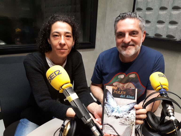 Ainhoa Carmona López. en los estudios de Radio Eibar junto a Juanma Cano