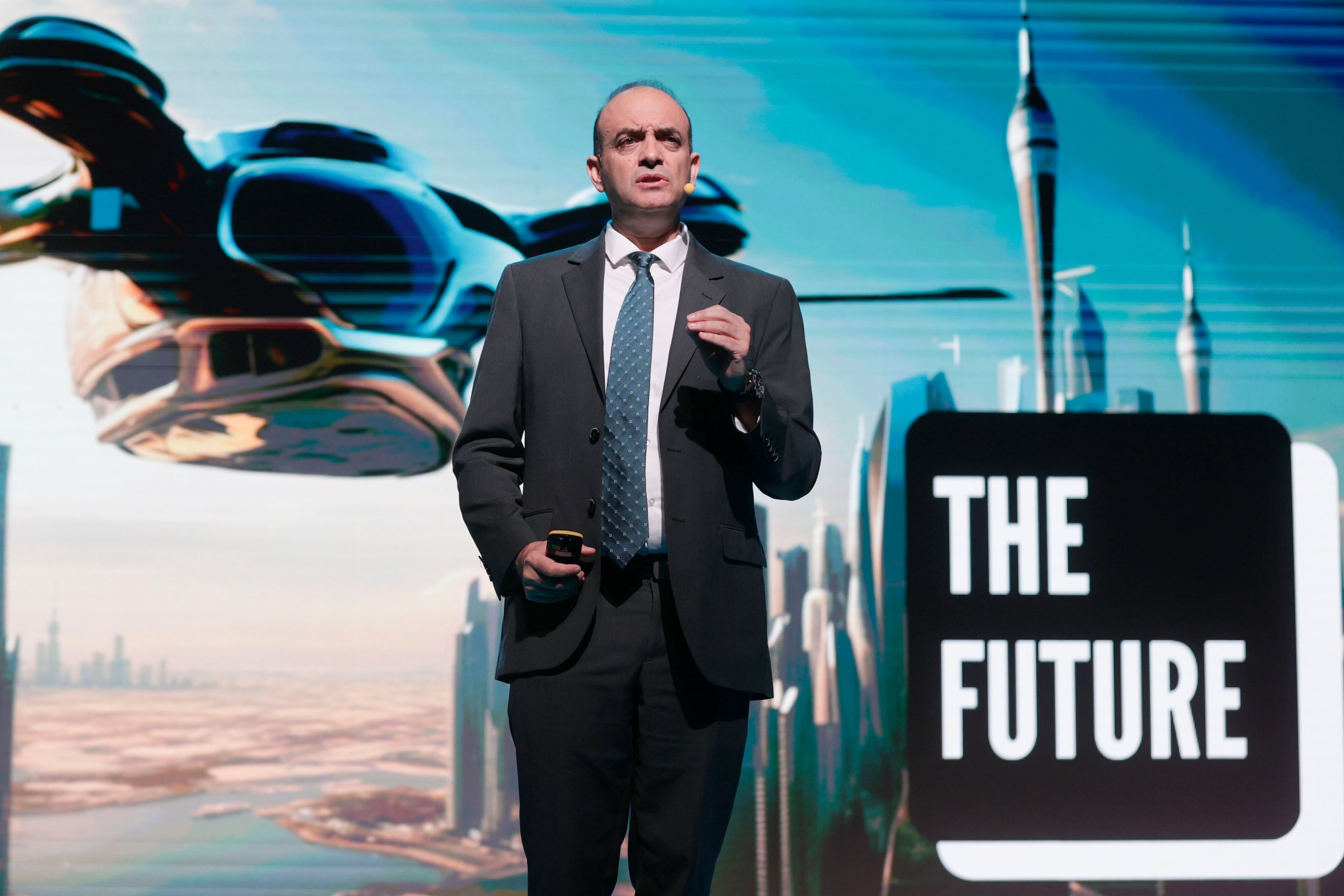 A CORUÑA, 28/06/24.- La nueva edición del foro internacional Ecosystems 2030 convierte a A Coruña en el escenario de análisis y debate de la evolución de la innovación y su impacto en áreas como la seguridad, la protección de datos o las redes sociales, en una edición que cuenta con más mujeres que nunca bajo el título 'Mujeres en el liderazgo'. En la imagen, el organizador del congreso, Omar Hatamleh, aue es además asesor jefe de Inteligencia Artificial e Innovación del Goddard Space Flight Center de la NASA. EFE/Cabalar