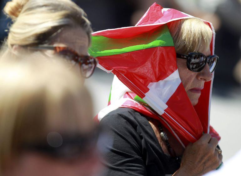 GRA082 SAN SEBASTIÁN, 10/05/2015.- Una simpatizante del PNV se protege del sol con una ikurriña durante el acto central de la campaña del PNV, en el que intervino el lehendakari, Iñigo Urkullu. EFE/Juan Herrero