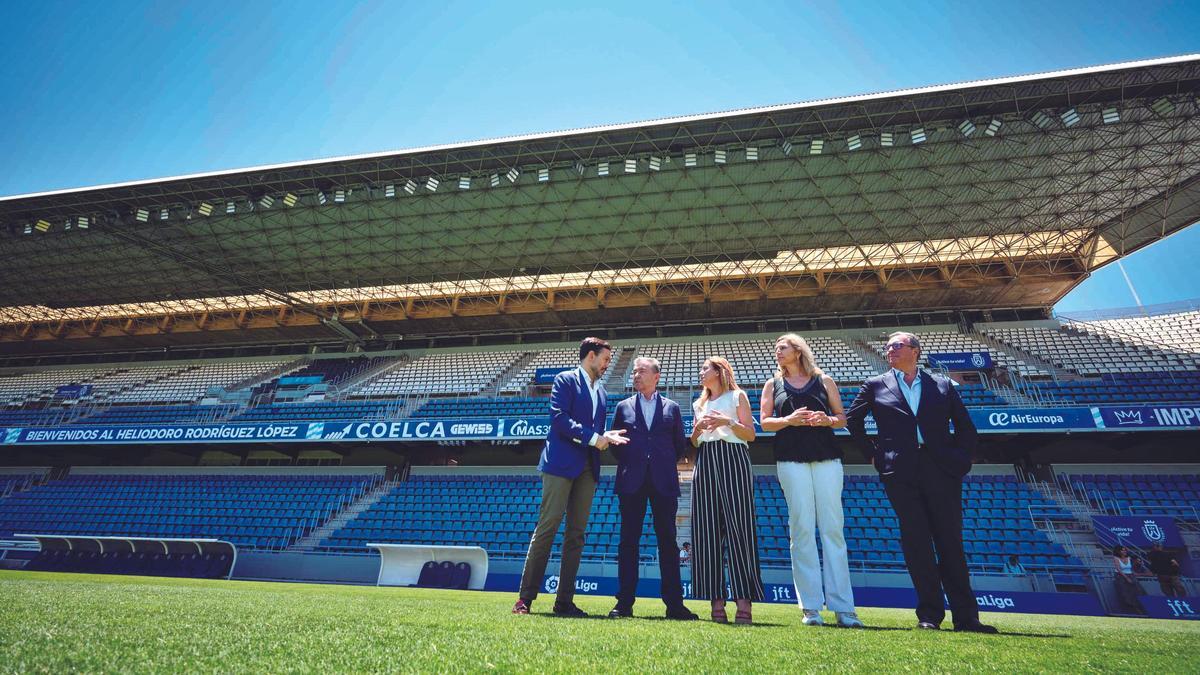 Los exdirigentes Paulino Rivero y Santiago Pozas en un encuentro en el Heliodoro Rodríguez López con el consejero de Turismo de Tenerife, Lope Afonso, y Yolanda Moliné, consejera insular de Deportes.