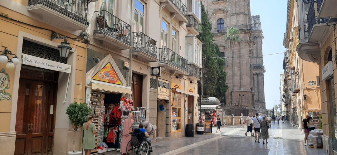 Calle Molina Lario (Málaga). A la izquierda, una tienda de souvenirs y al fondo La Catedral de la Encarnación