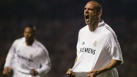 Raúl Bravo con la camiseta del Real Madrid