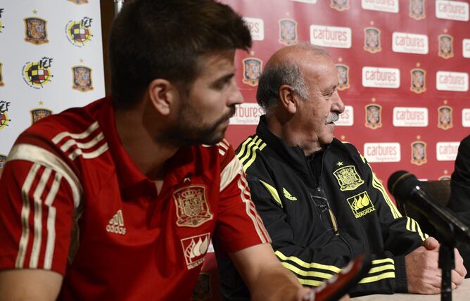 Gerard Piqué y Vicente del Bosque, antes de la rueda de prensa en Washington.