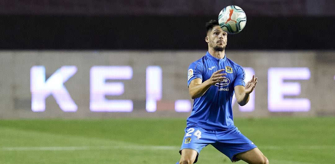 Un futbolista del Fuenlabrada, durante un partido de Segunda