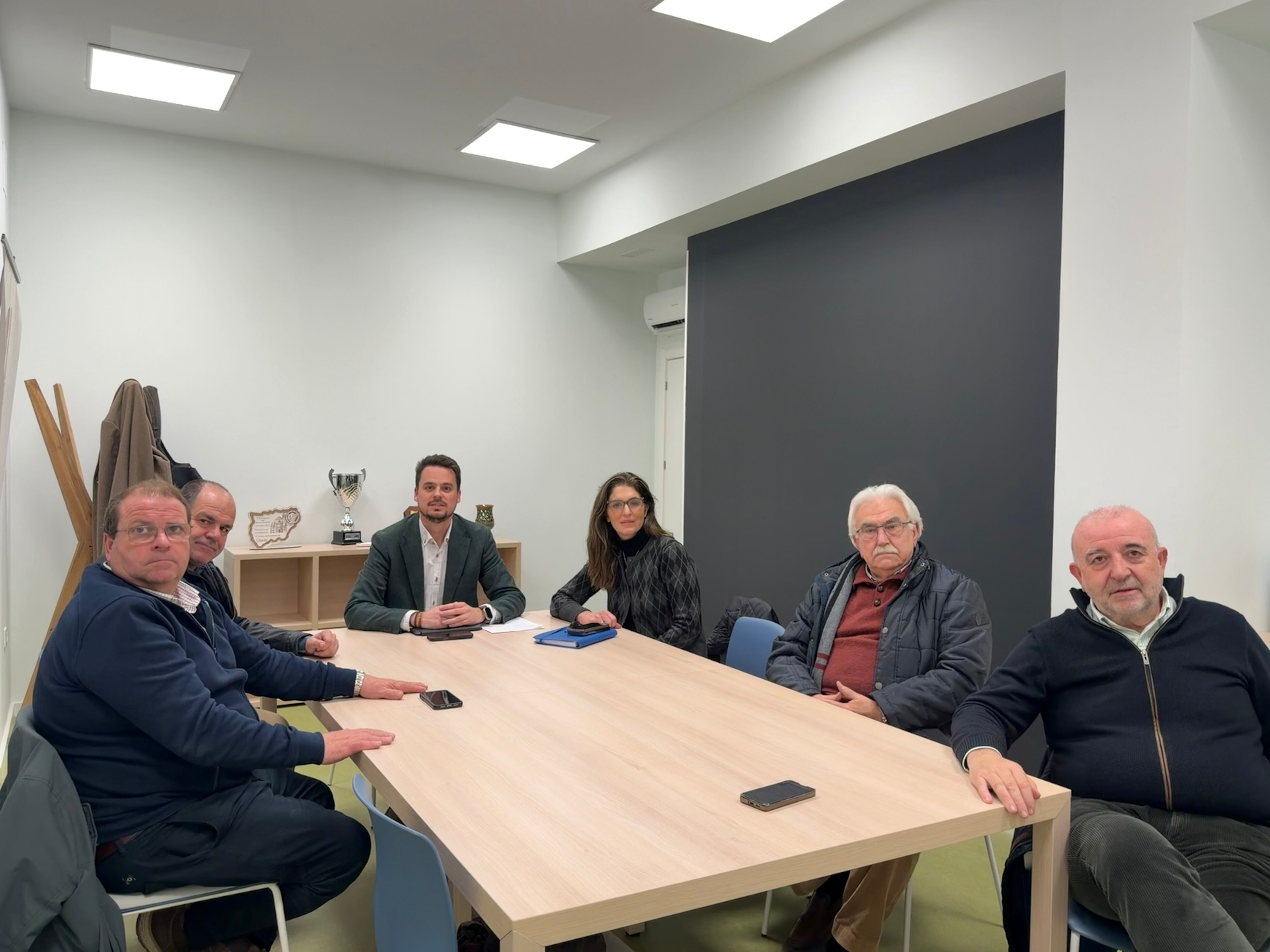 Reunión de trabajo entre el Ayuntamiento de Úbeda y las cooperativas locales.