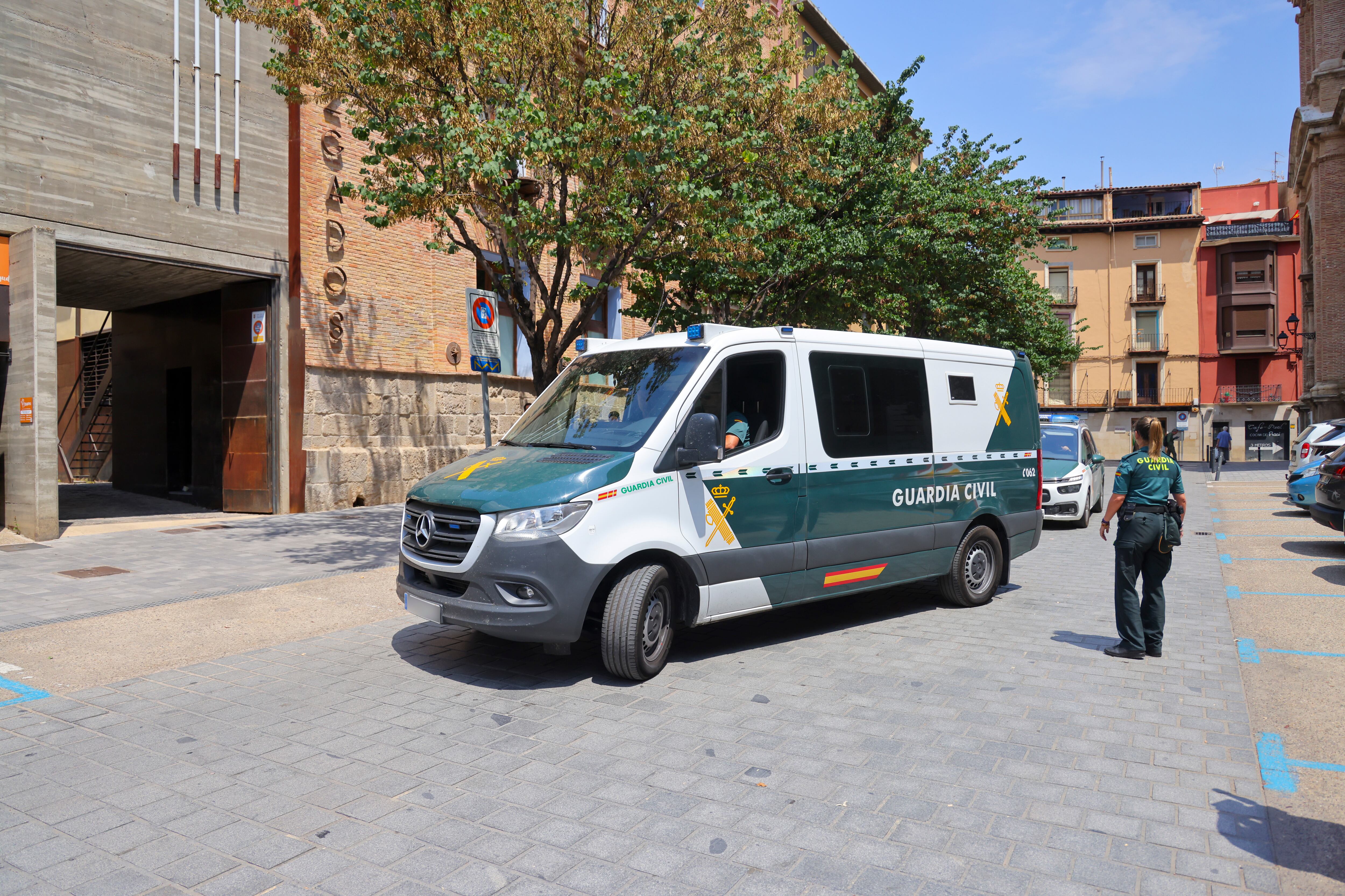 ATECA (ZARAGOZA), 02/08/2024.-Agentes de la Guardia Civil han detenido a cinco trabajadores del centro de atención a menores de la localidad de Ateca (Zaragoza), en la imagen, entre ellos el director de la institución, como presuntos responsables de delitos cometidos contra los jóvenes internos de lesiones, torturas, agresión sexual, corrupción de menores y pertenencia a grupo criminal.EFE/ Toni Galán
