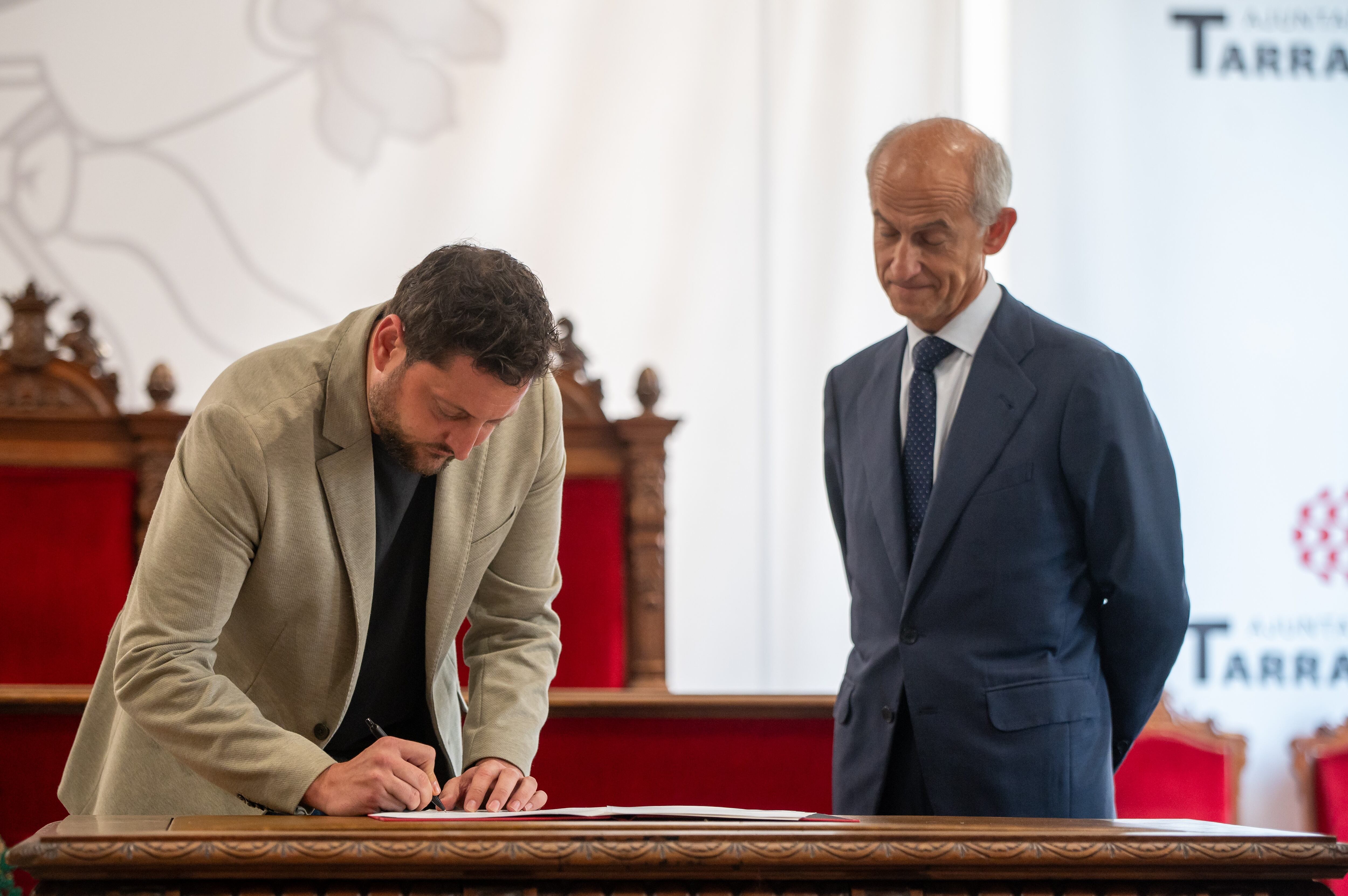 L&#039;alcalde de Tarragona, Rubén Viñuales, i el director Global de Serveis Urbans d’Urbaser, Alejandro de la Joya, durant la signatura del nou contracte