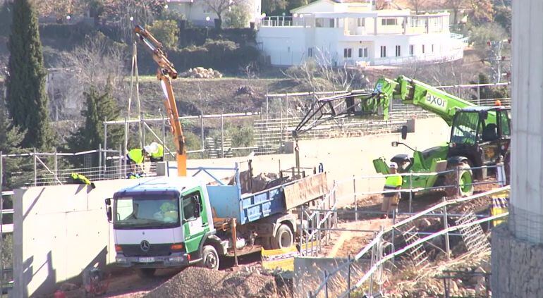 Operarios trabajan en los accesos al HARE de Cazorla 