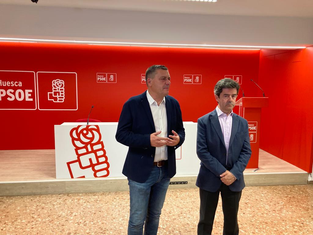 Fernando Sabés y Luis Felipe en la sede de los socialistas oscenses