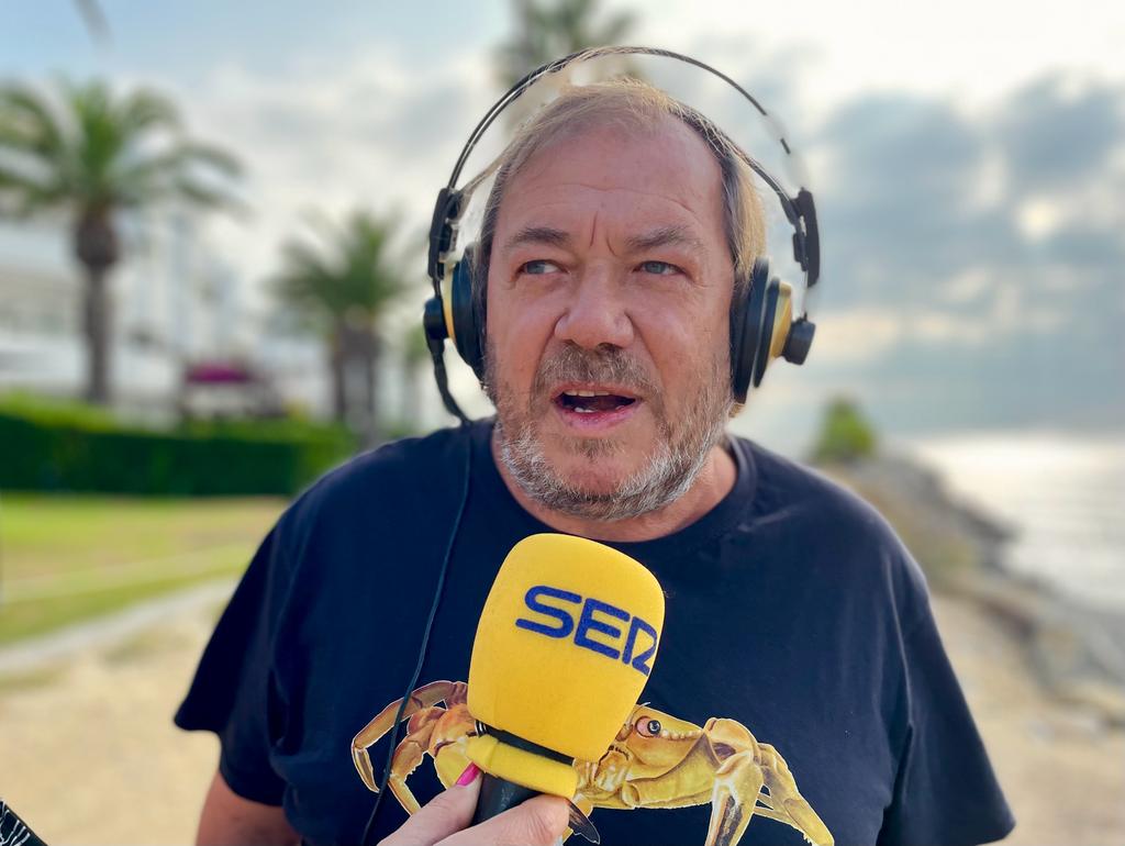 Antonio Muñoz durante su intervención en el programa Hoy por Hoy Campo de Gibraltar desde la desembocadura del río Guadiaro