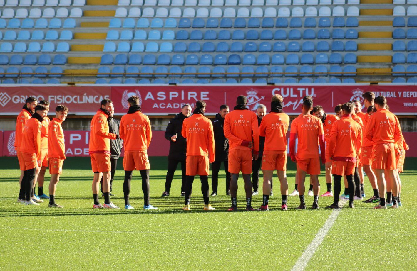 Los jugadores de la Cultural durante un entrenamiento.