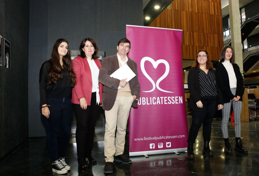El rector del campus Agustín García Matilla junto a los alumnos responsables de Publicatessen