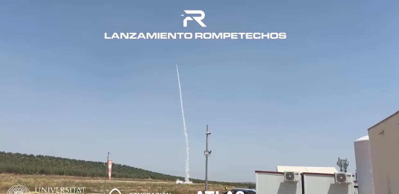 Momento del lanzamiento del cohete Rompetechos en Villacarrillo.