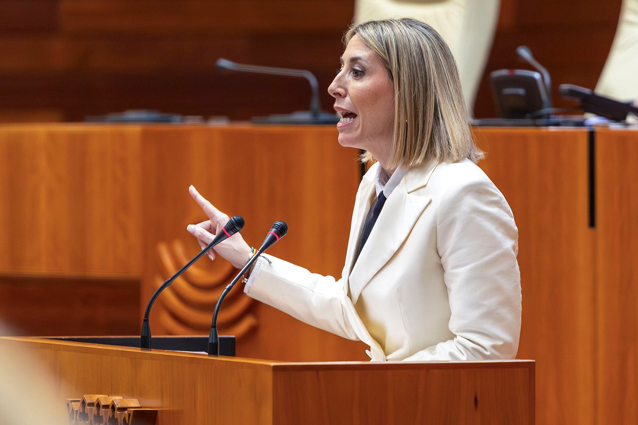 La candidata popular a la reelección como presidenta de la Junta de Extremadura, María Guardiola, durante su intervención durante la segunda jornada de la sesión de investidura,este miércoles en Mérida.- EFE/ Jero Morales