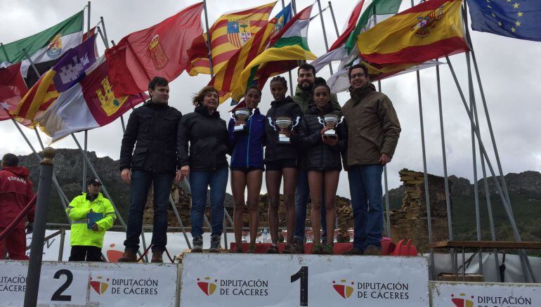 Charo Cordero, con las ganadoras de la prueba de mujeres Hiwot Ayalew, Sofía Asefa y Trihas Gebre