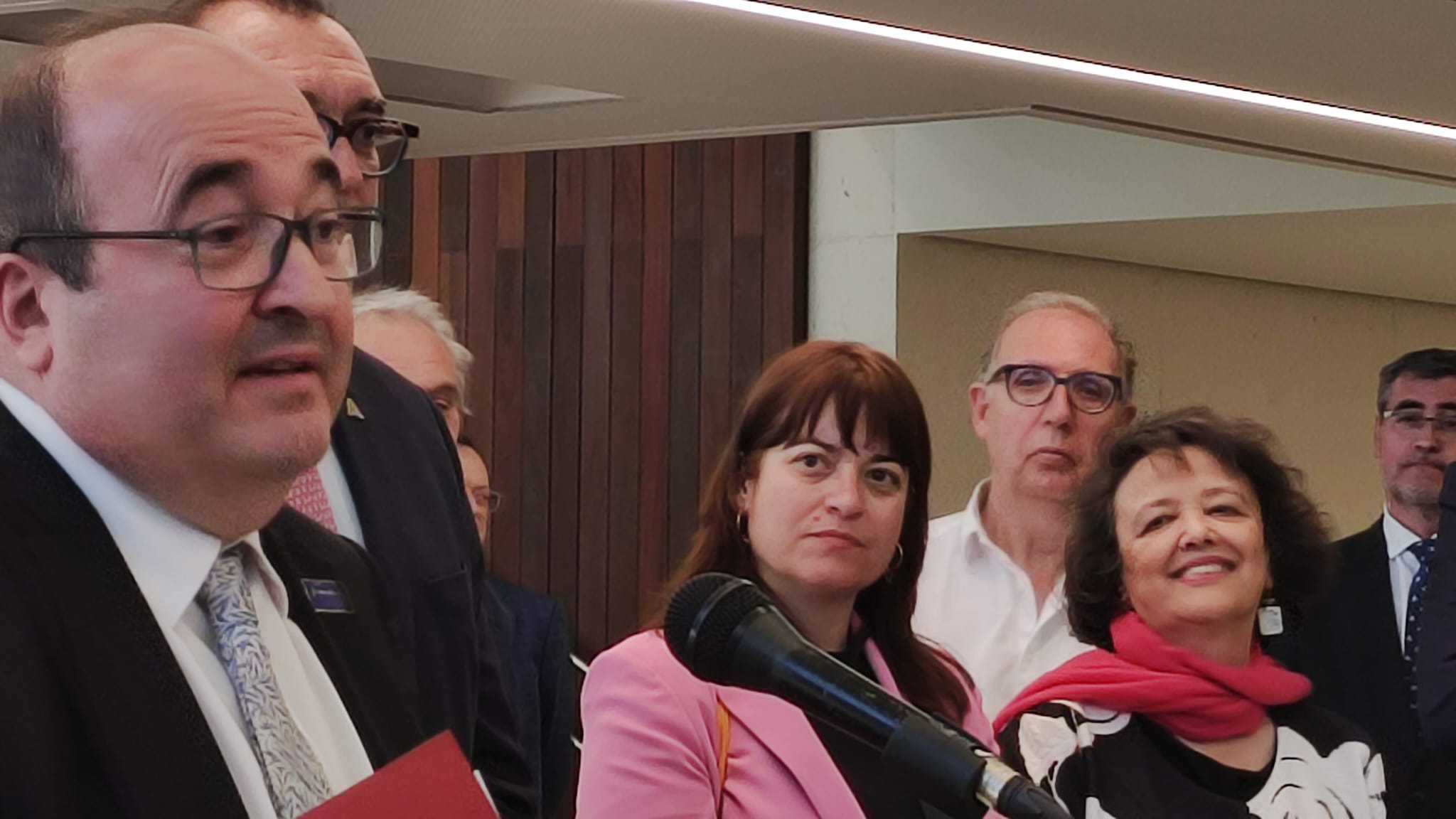 El ministro de Cultura, Miquel Iceta, el consejero de Cultura, Arturo Bernal y la subdelegada del Gobierno en Córdoba Rafi Valenzuela en el acto de cesión de la Biblioteca Grupo Cántico