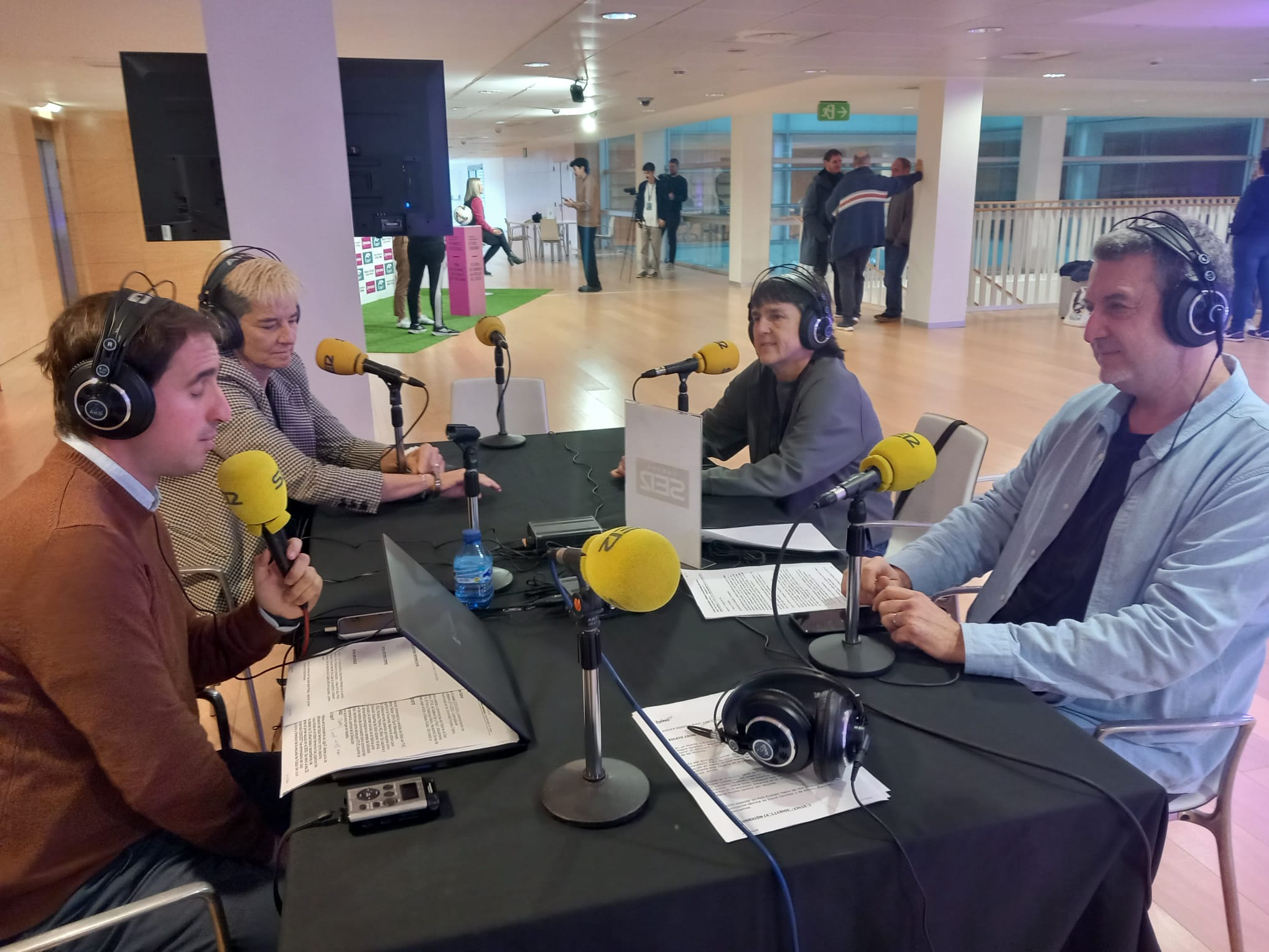 En la imagen, Garbiñe Etxeberria, Directora Deportiva de la Real Sociedad y Lola Romero, directora deportiva del Atlético de Madrid y pionera en la difusión del deporte femenino.