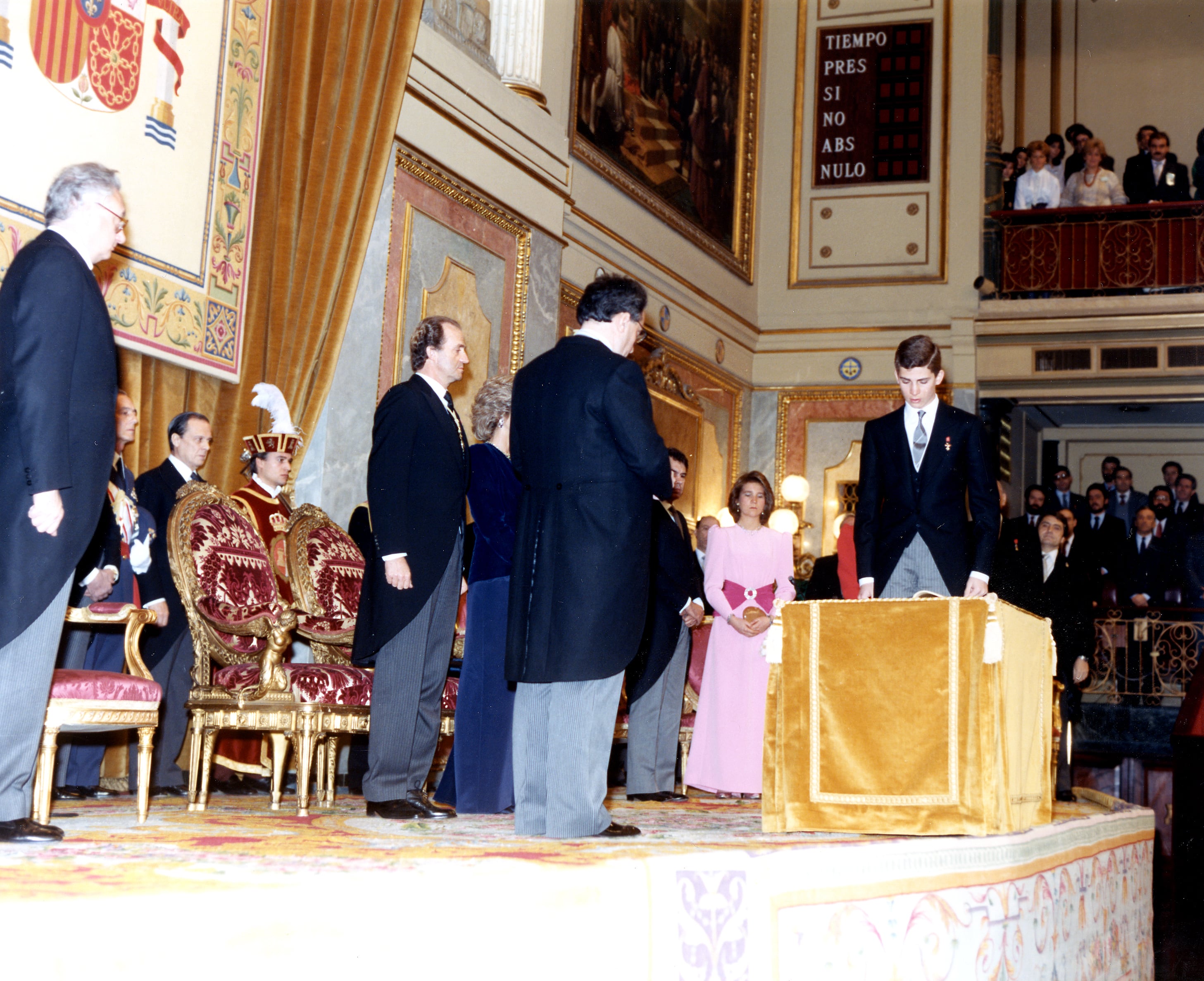 Felipe de Borbón jura la Constitución el día de su 18º cumpleaños.