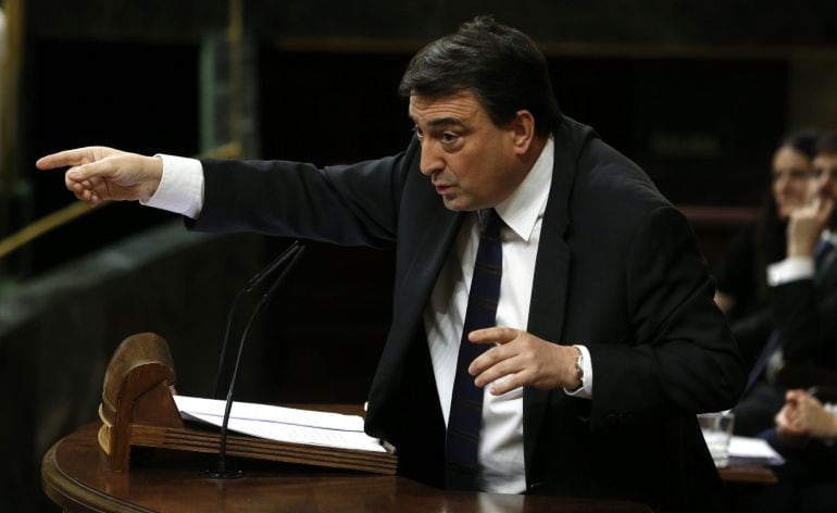 GRA541. MADRID, 02/03/2016.- El portavoz del PNV en el Congreso, Aitor Esteban, durante su intervención en la sesión de la tarde de la segunda jornada del debate de investidura del candidato socialista, que se celebra en el Congreso de los Diputados. EFEJ